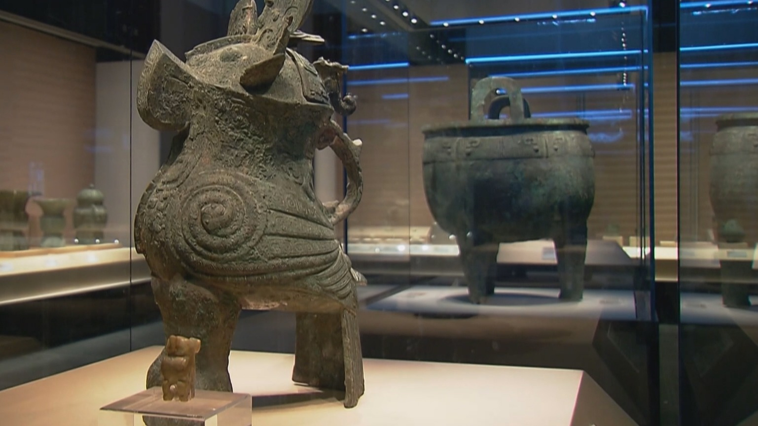 探访“看·见殷商”大展：必打卡文物之“鸮尊”