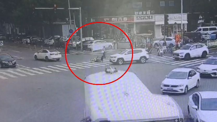 北京街头，一男子同路口1小时2次事故！报警了！