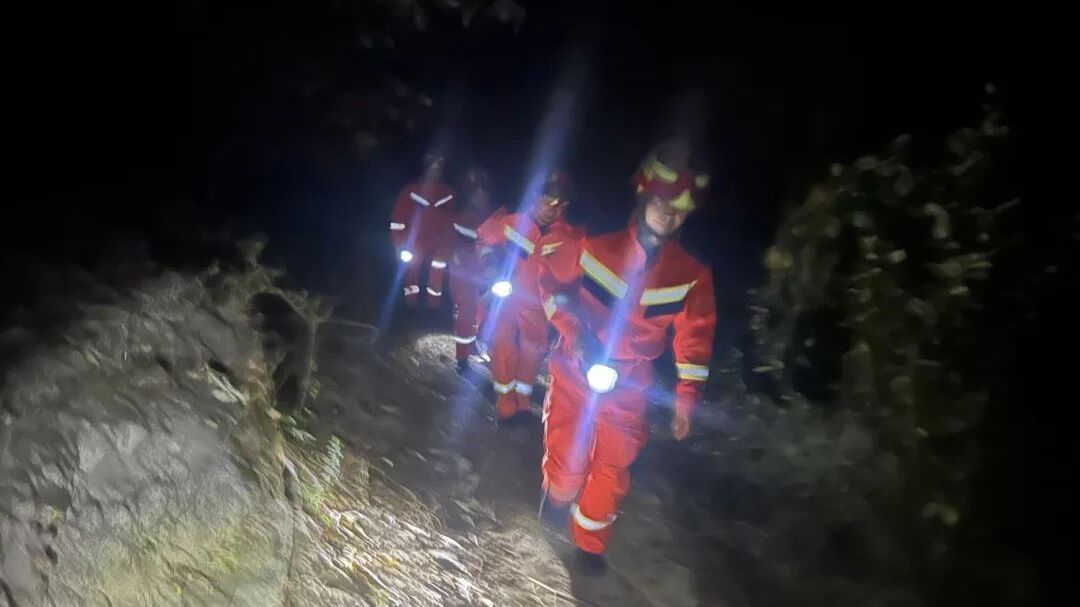 登山变“渡劫”？北京两游客遇险，女子被119抬下山