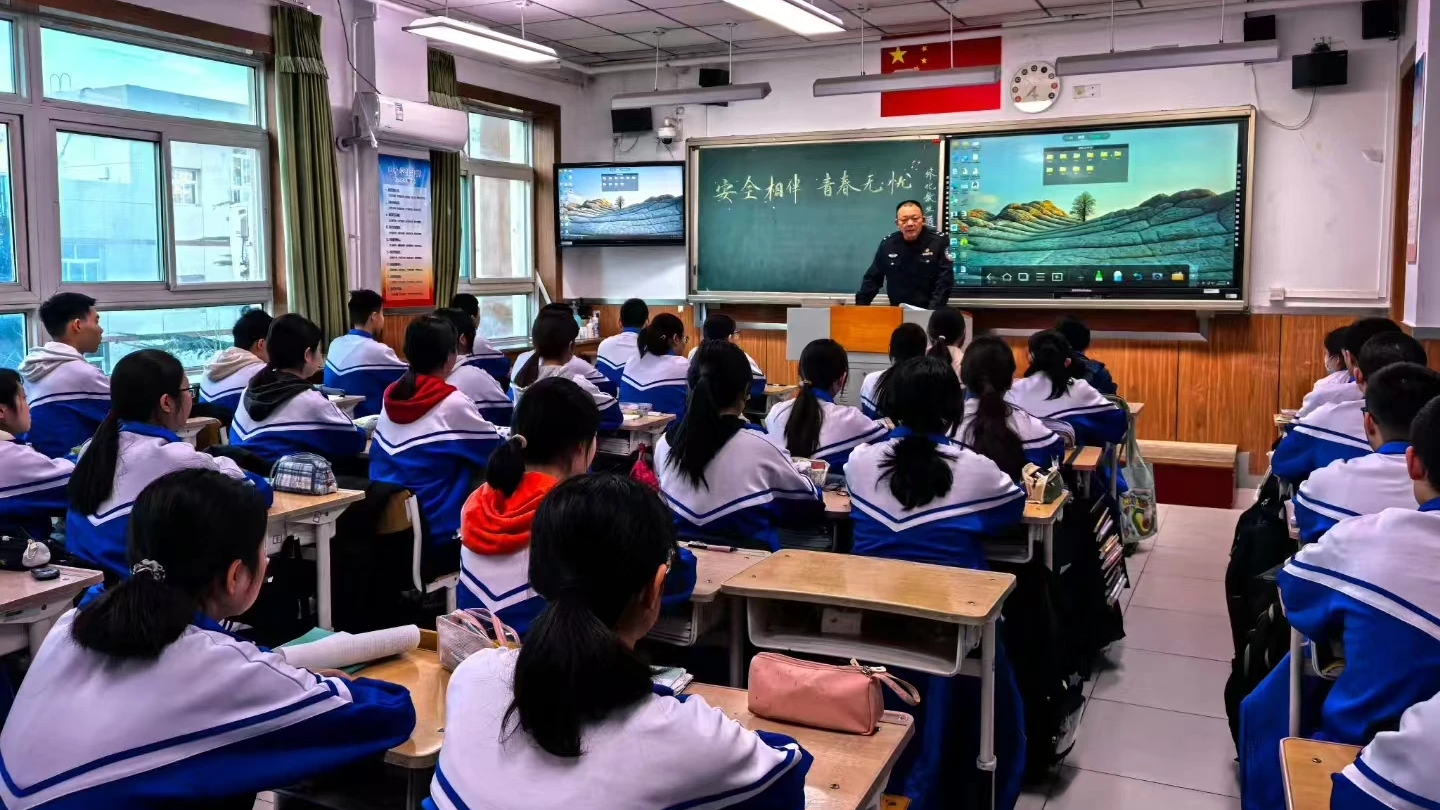 北京警方开启春季新学期护学模式 北京警方开启春季新学期护学模式