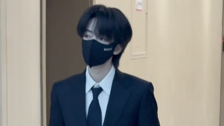 贺峻霖回中国传媒大学参加毕业答辩路透释出 贺峻霖回中国传媒大学参加毕业答辩路透释出