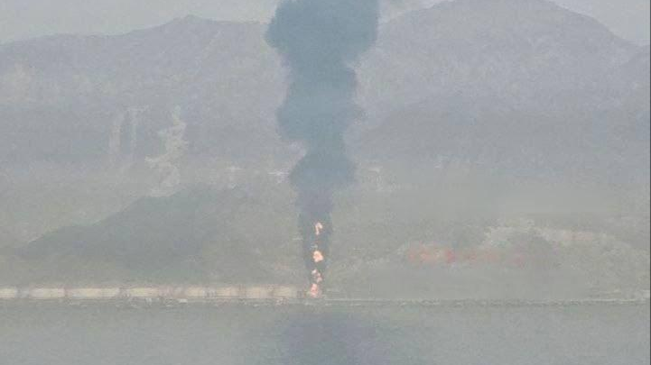 伊朗无人机袭击致阿联酋富查伊拉港燃料储存设施起火