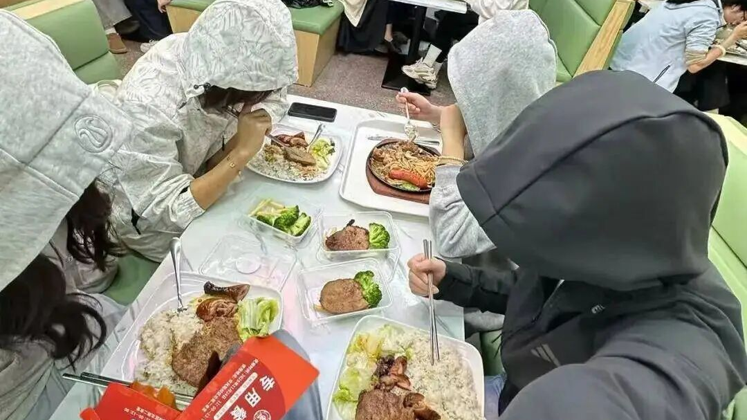 16万斤水果、6万份牛排……请全校师生免费吃！