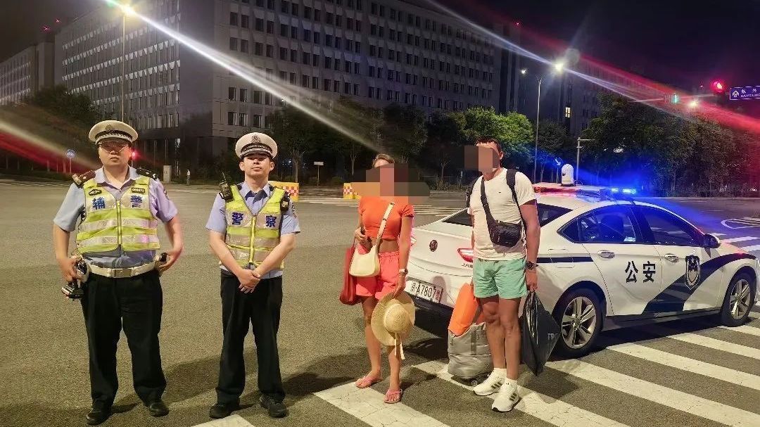 大兴机场交通警察暖心相助 助力俄籍旅客顺利抵“家”