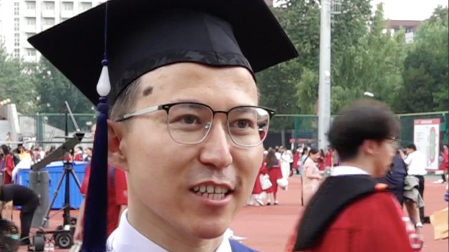 “考上了为中国人民服务的大学！”父亲说得最顺的汉语是“中国人民大学”，叶尔新·赛力克的选择太好哭了
