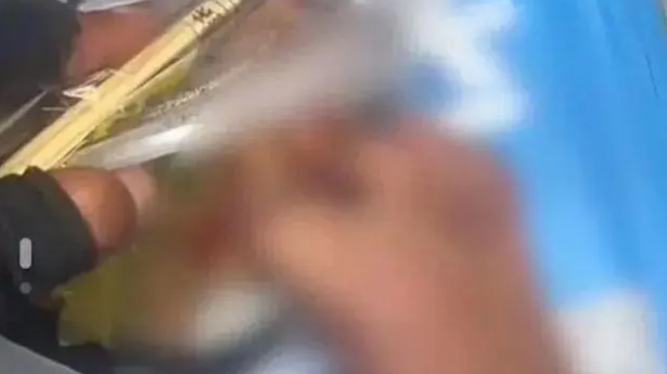 外卖员将脚伸入顾客餐盒还吐口水？平台回应：已报警