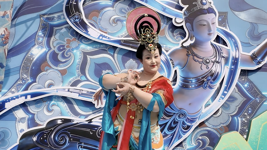 自信才是最美的！180斤女孩自信跳胡旋舞