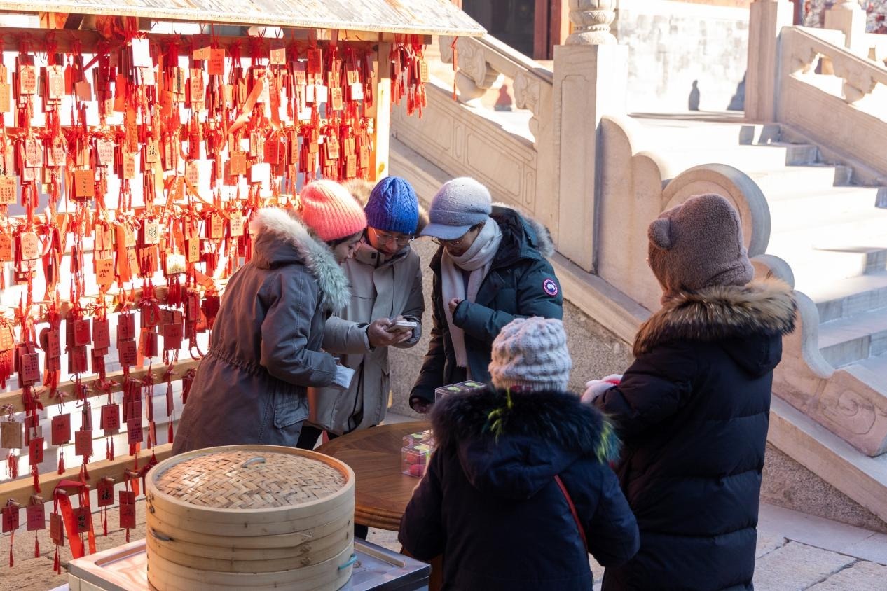 在圆通塔领取寓意吉祥的新年福袋点心，赢得2025年第一天的好彩头。