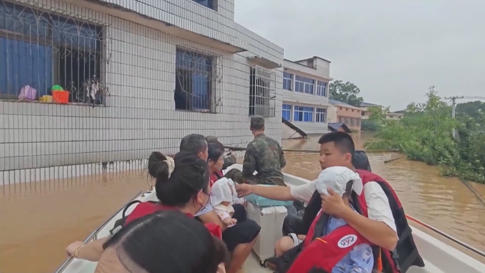 现场直击湖南平江群众转移！