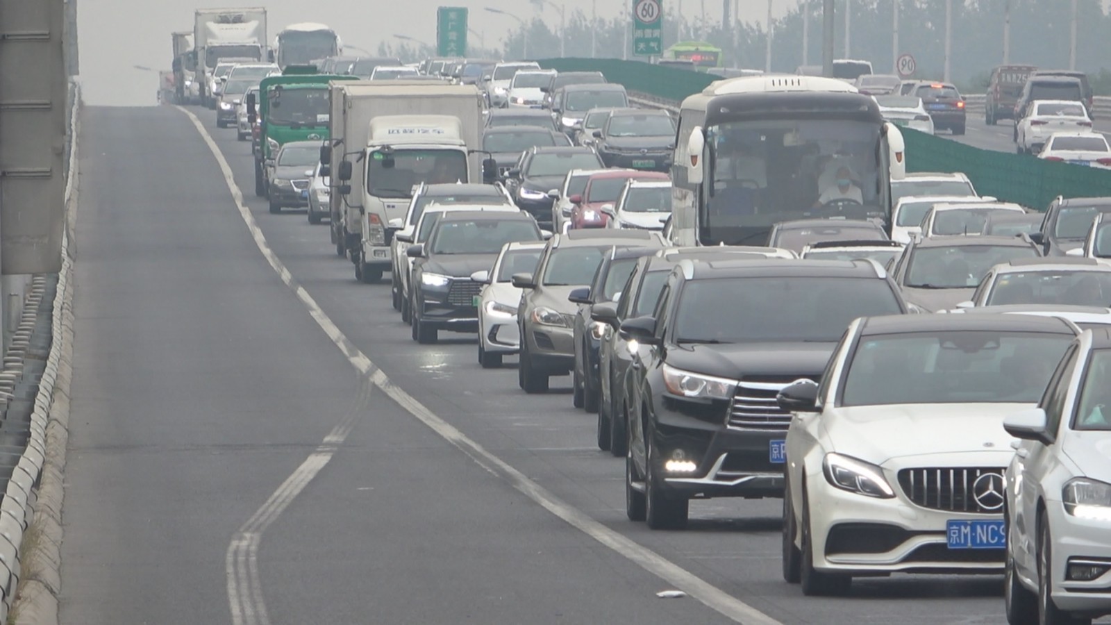 公安部发出2025年春运交通安全提示：客货繁忙  驾车出行需高度重视