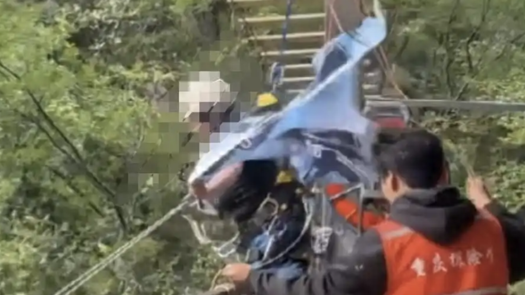 痛心！四川景区悬崖秋千绳索断裂，女子高呼“没绑紧”后坠亡
