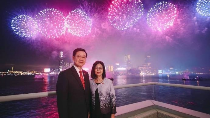 香港举行国庆烟花汇演,23分钟,31888枚烟花绽放维港夜空 香港举行国庆烟花汇演,23分钟,31888枚烟花绽放维港夜空