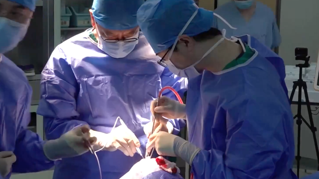 瘫痪9年后,他躺上手术台,这次他要“握住”生活—— 瘫痪9年后,他躺上手术台,这次他要“握住”生活——