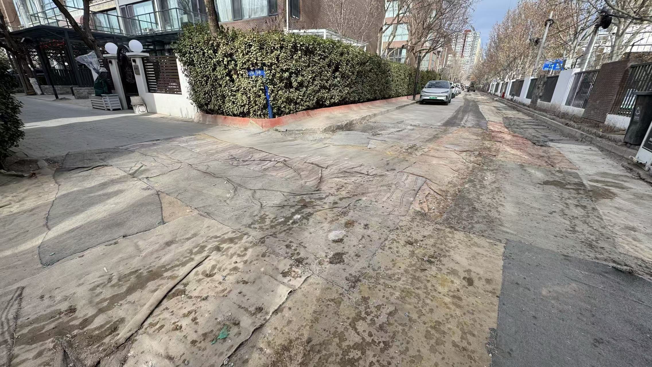 管线改造让尚东庭小区出现“补丁路”,想整修路面谁负责? 管线改造让尚东庭小区出现“补丁路”,想整修路面谁负责?