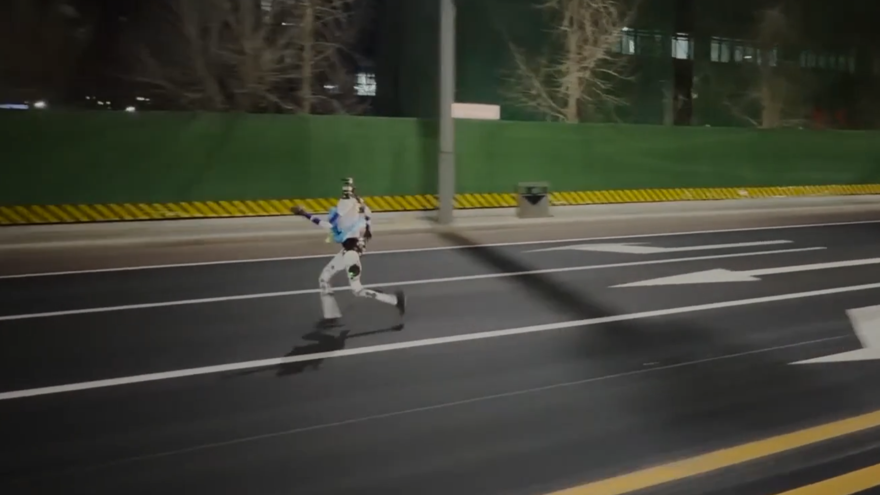 2026北京亦庄人形机器人半马完成首场练习测试 2026北京亦庄人形机器人半马完成首场练习测试