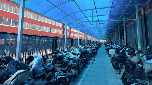 我为群众办实事——北京南站地区高效修复破损车棚