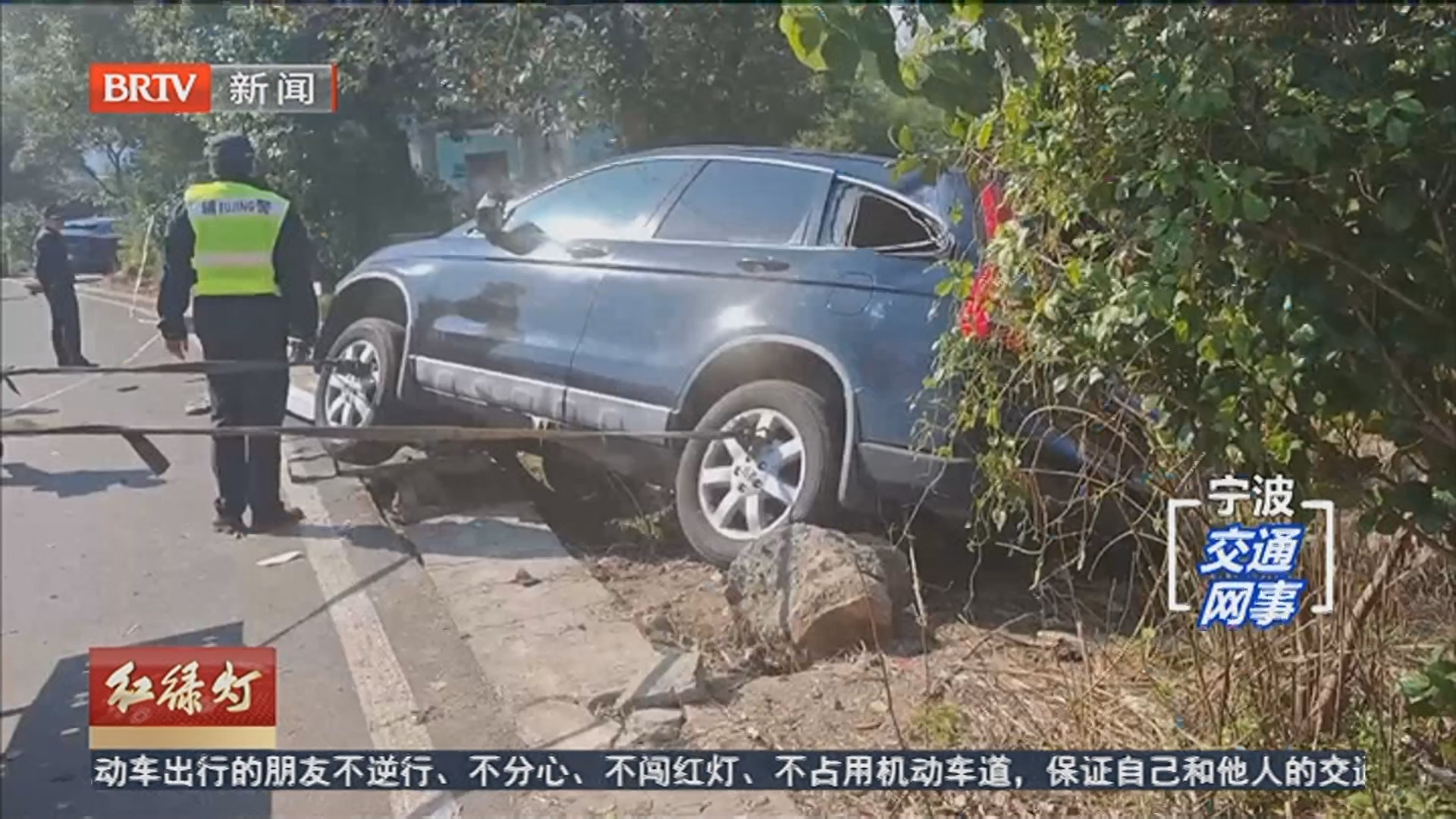 钢护栏直插车内困住乘客 多部门联动紧急救援