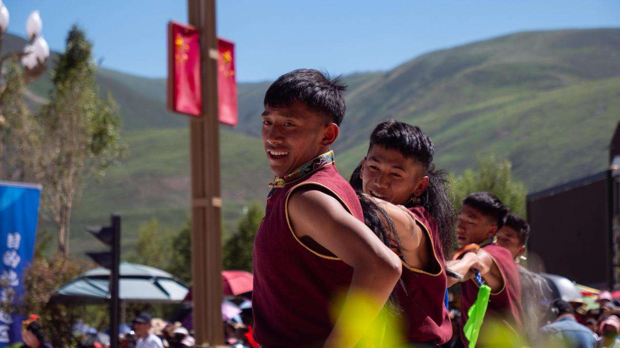 青海玉树：非遗巡演展现民间艺术典籍