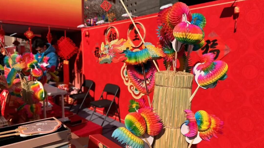 “总书记将福字旗插到兔儿爷背后，现场掌声四起；这两天兔儿爷销量直接翻倍，是最受欢迎的‘新年吉祥物’”