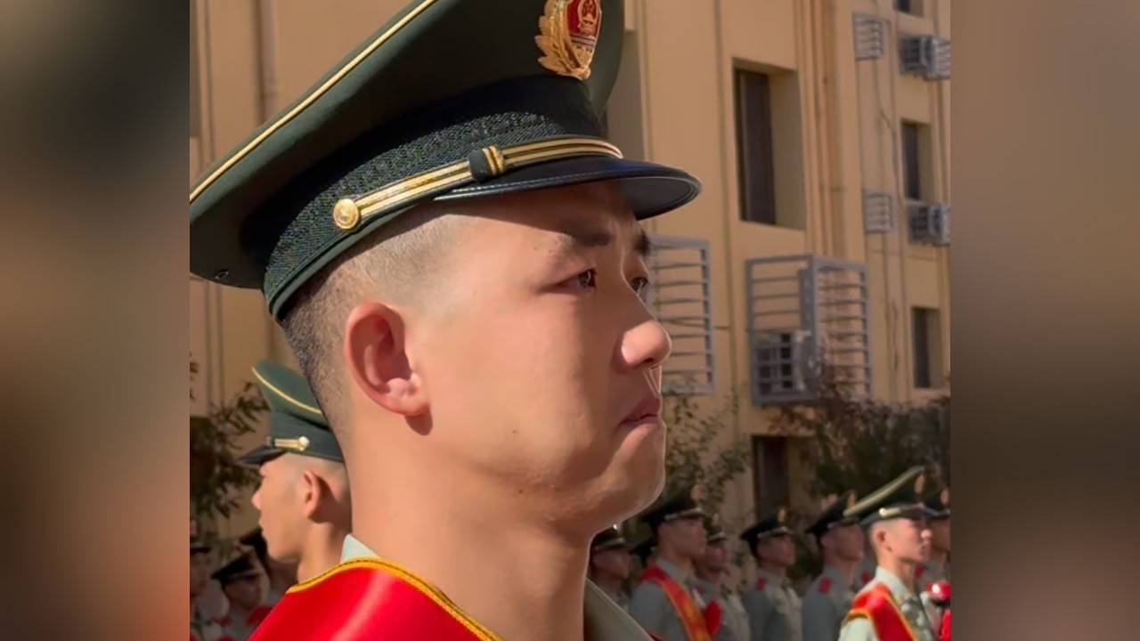 国宾护卫队退伍老兵郑重交接座驾 瞬间哭成泪人