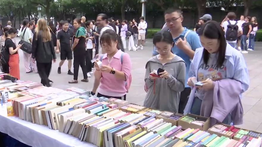 旧书市集淘书换书听书讲书 “旧书新知”受到京城读者追捧 旧书市集淘书换书听书讲书 “旧书新知”受到京城读者追捧