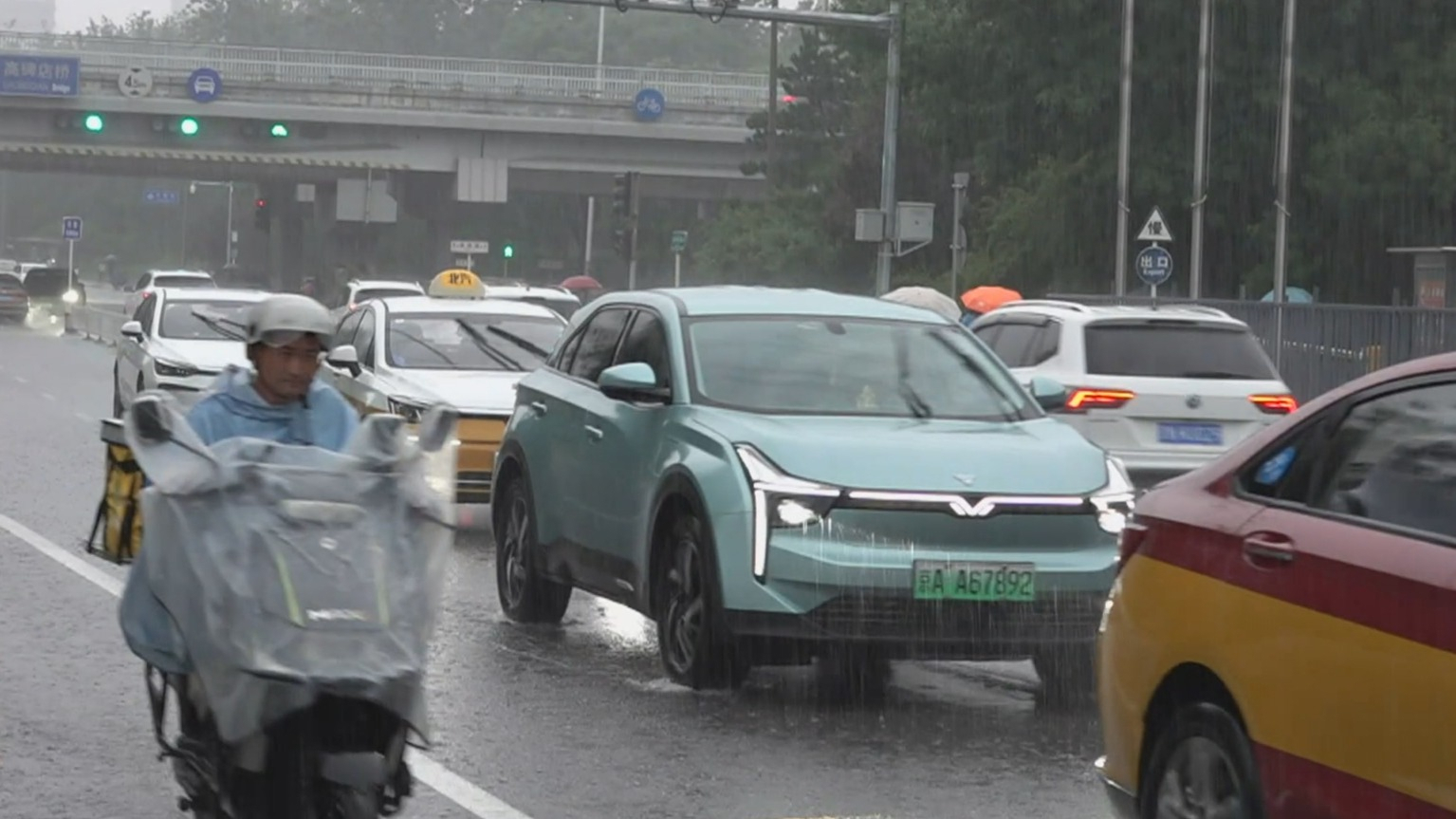 本市发布雷电暴雨蓝色预警信号 18时启动防汛四级应急响应