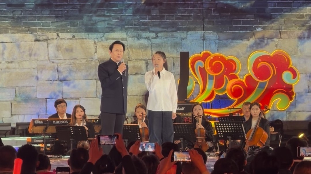 中秋之夜 唐国强深情领诵《七律·长征》 全场起立同声共鸣 长城上传来跨越年代的呐喊 中秋之夜 唐国强深情领诵《七律·长征》 全场起立同声共鸣 长城上传来跨越年代的呐喊