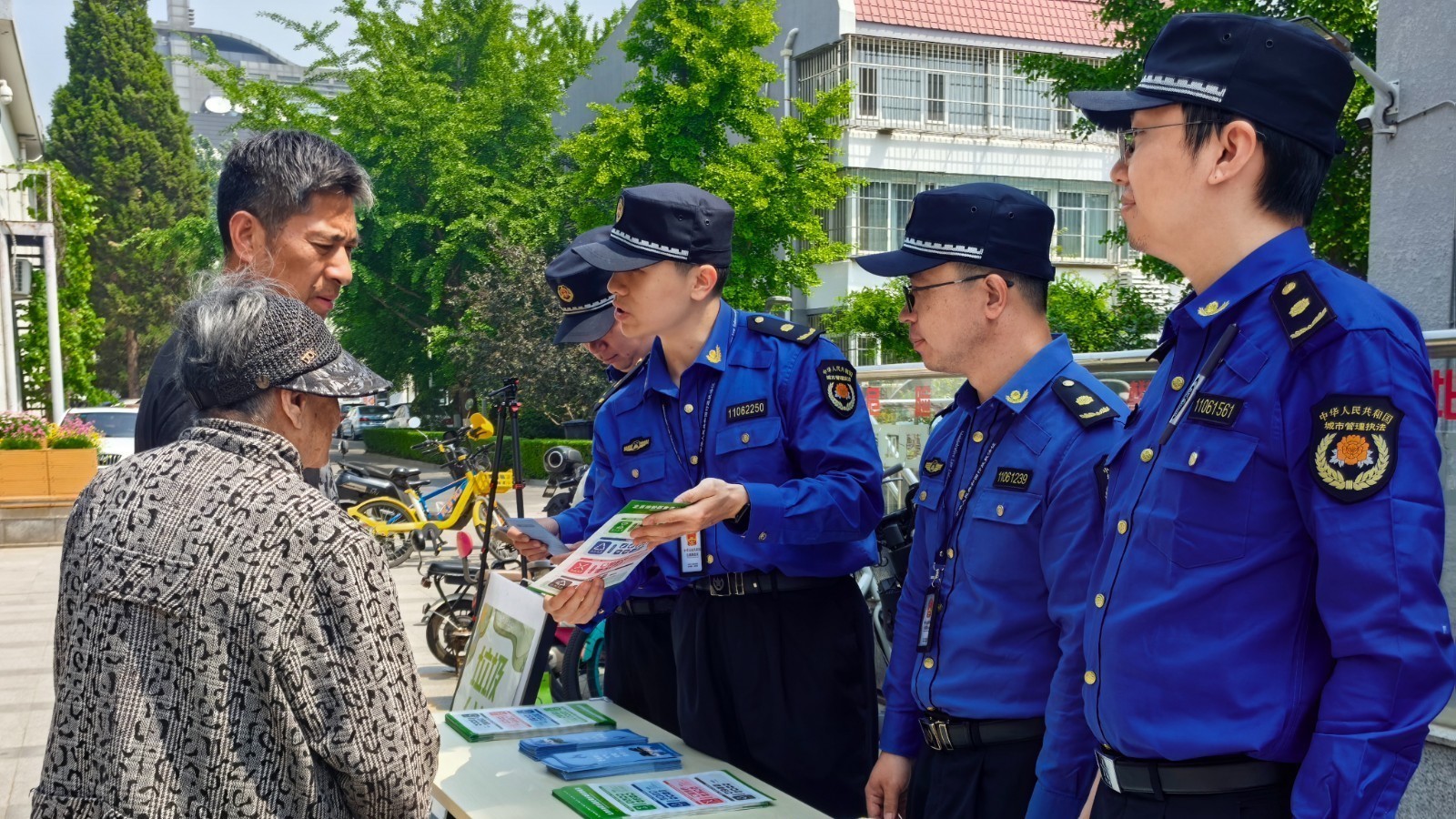海淀城管走进社区 确保垃圾分类稳步推进 海淀城管走进社区 确保垃圾分类稳步推进