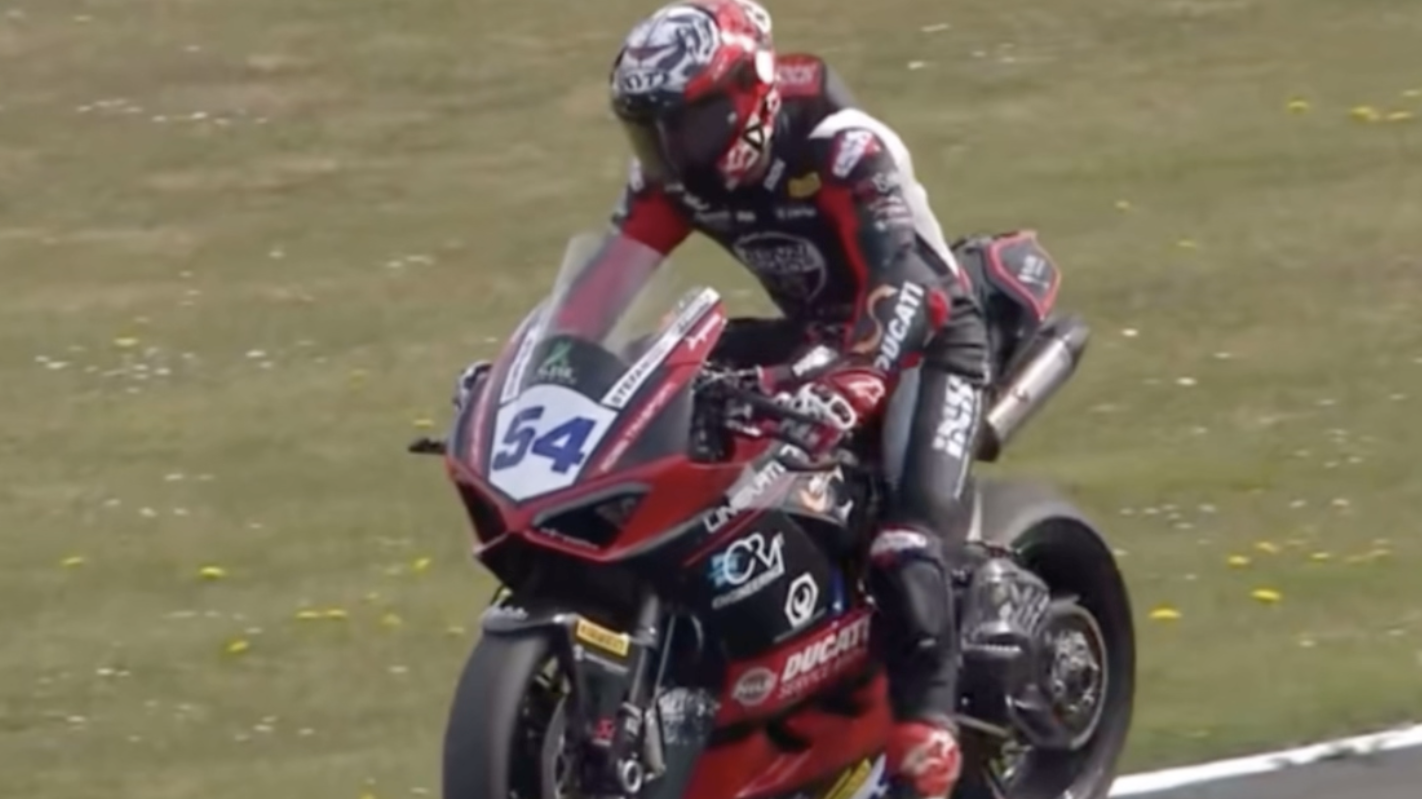 WSBK荷兰站杆位赛打响，54号车手突遇赛道没油状况脚蹬返回