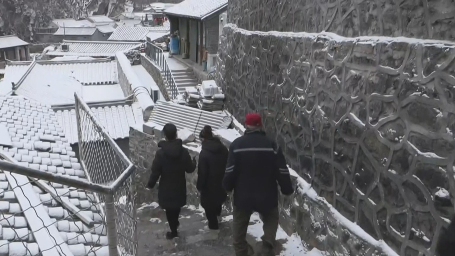 爨底下村工作人员逐户探望反复叮嘱 确保老人和游客安全 爨底下村工作人员逐户探望反复叮嘱 确保老人和游客安全