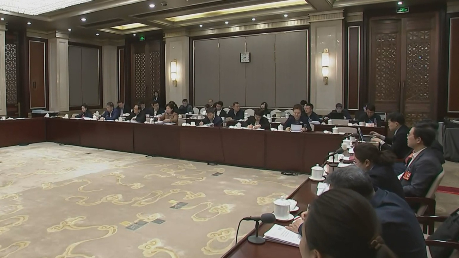 北京市代表团代表向大会提交议案