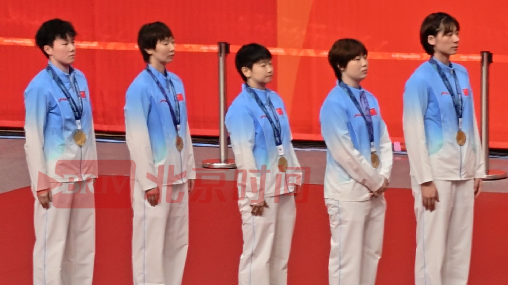 2026爱知・名古屋亚运会乒乓球女团颁奖仪式现场，国乒女团集体肃立、齐唱国歌