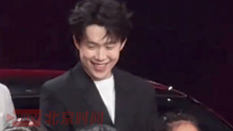 王楚钦出席活动时与小朋友暖心互动，上演温柔 “摸头杀”