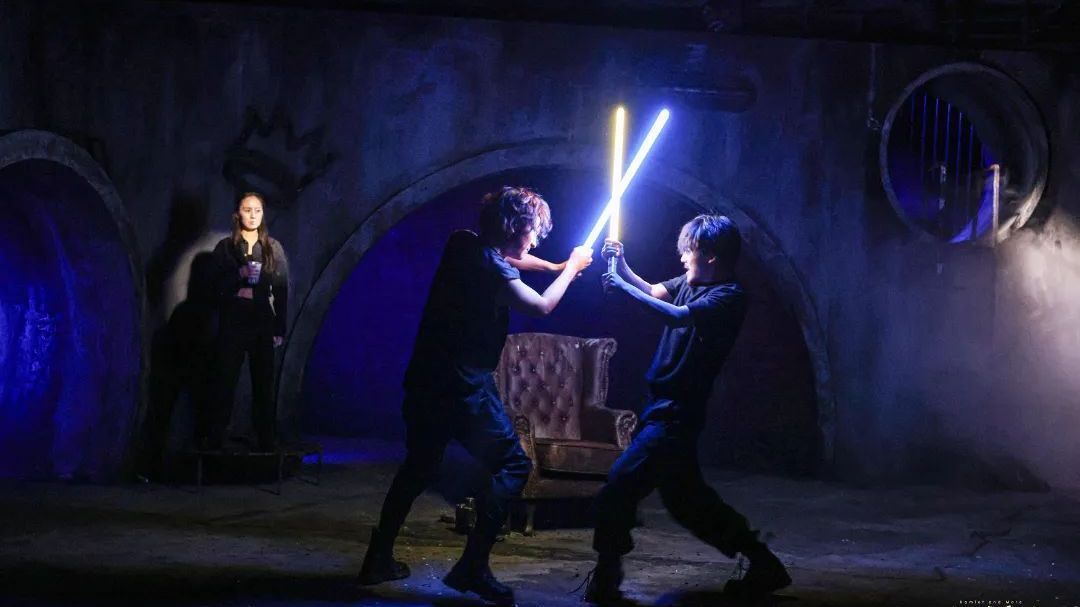 大戏看北京|北京人艺《哈姆雷特》 删繁就简玩转戏剧 大戏看北京|北京人艺《哈姆雷特》 删繁就简玩转戏剧