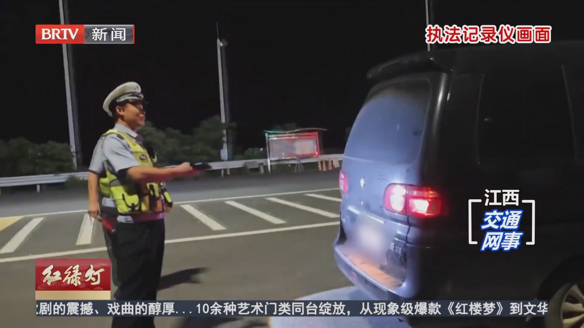 7座车塞12人 后备箱还蹲俩