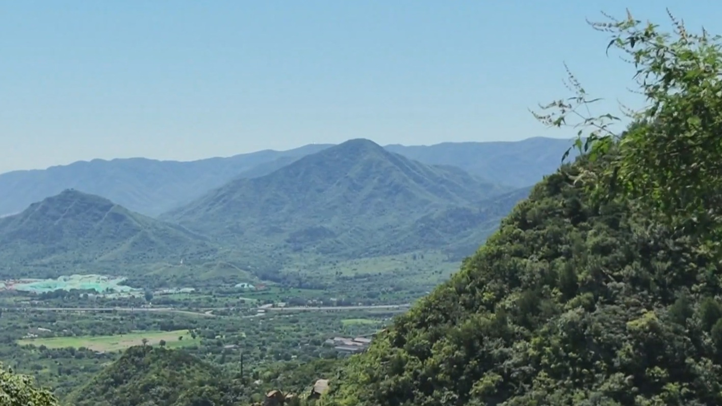 把垃圾带出山野景区 守护郊野生态美景