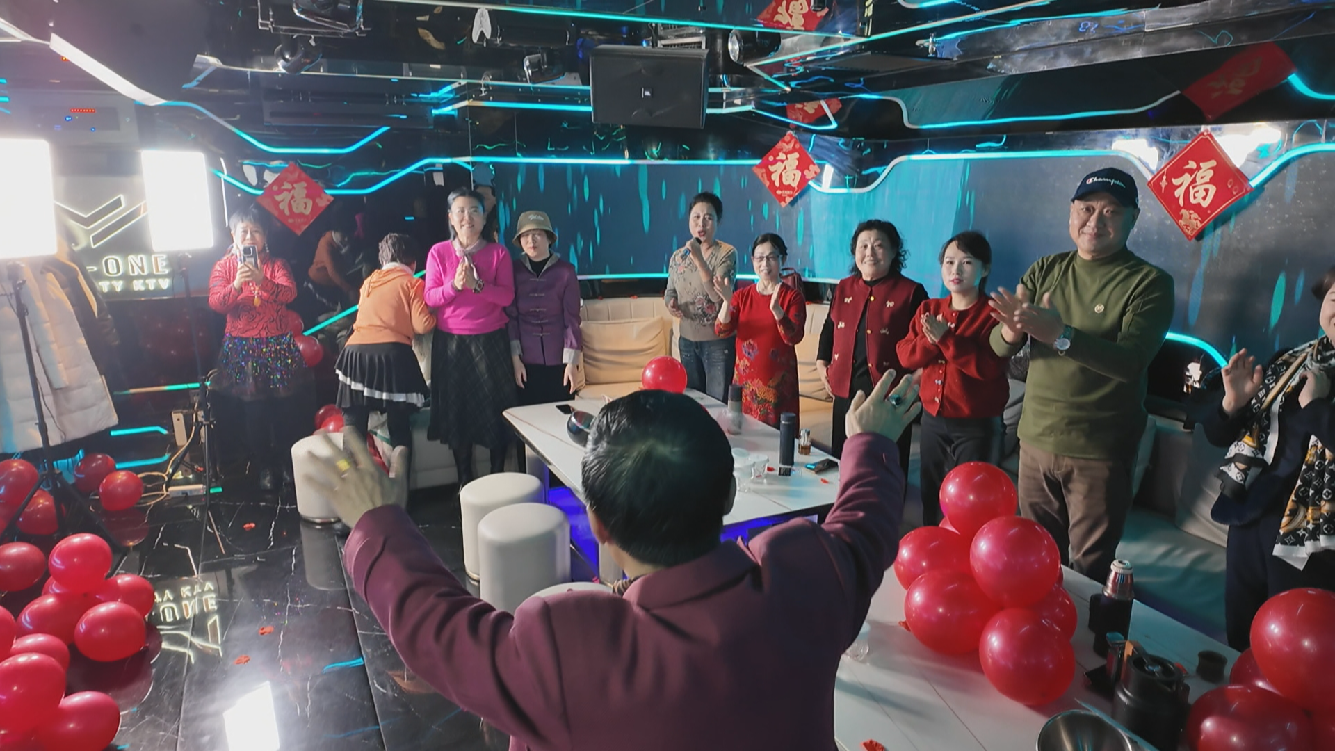 为不扰民北京一老年歌友群从公园“转唱”KTV