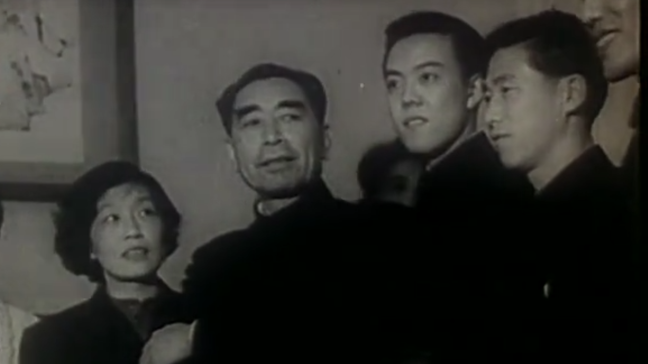 周总理将新中国首次研制的符合国际标准的乒乓球命名为 “红双喜”