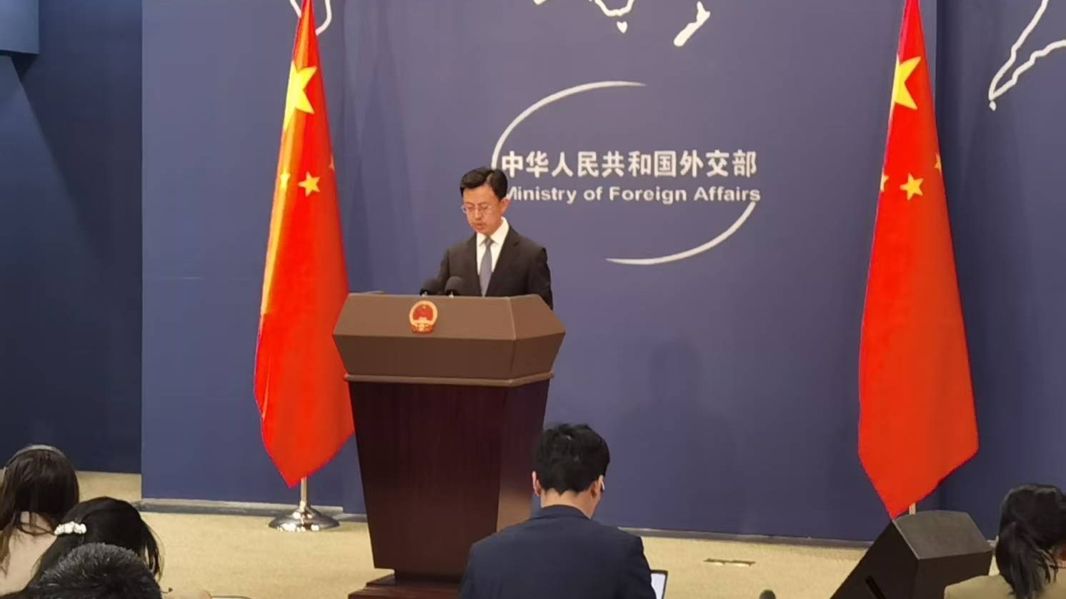 美方对中国官员实施签证限制 外交部:坚决反对 美方对中国官员实施签证限制 外交部:坚决反对