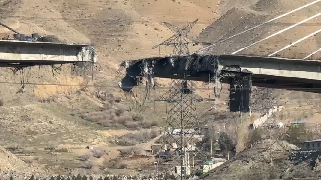 标志性大桥遭袭后多处断裂 伊朗外长称绝不会投降