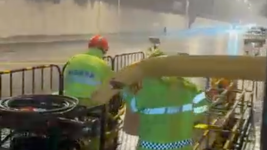 北京老兵14年义务值守雨中协助排水