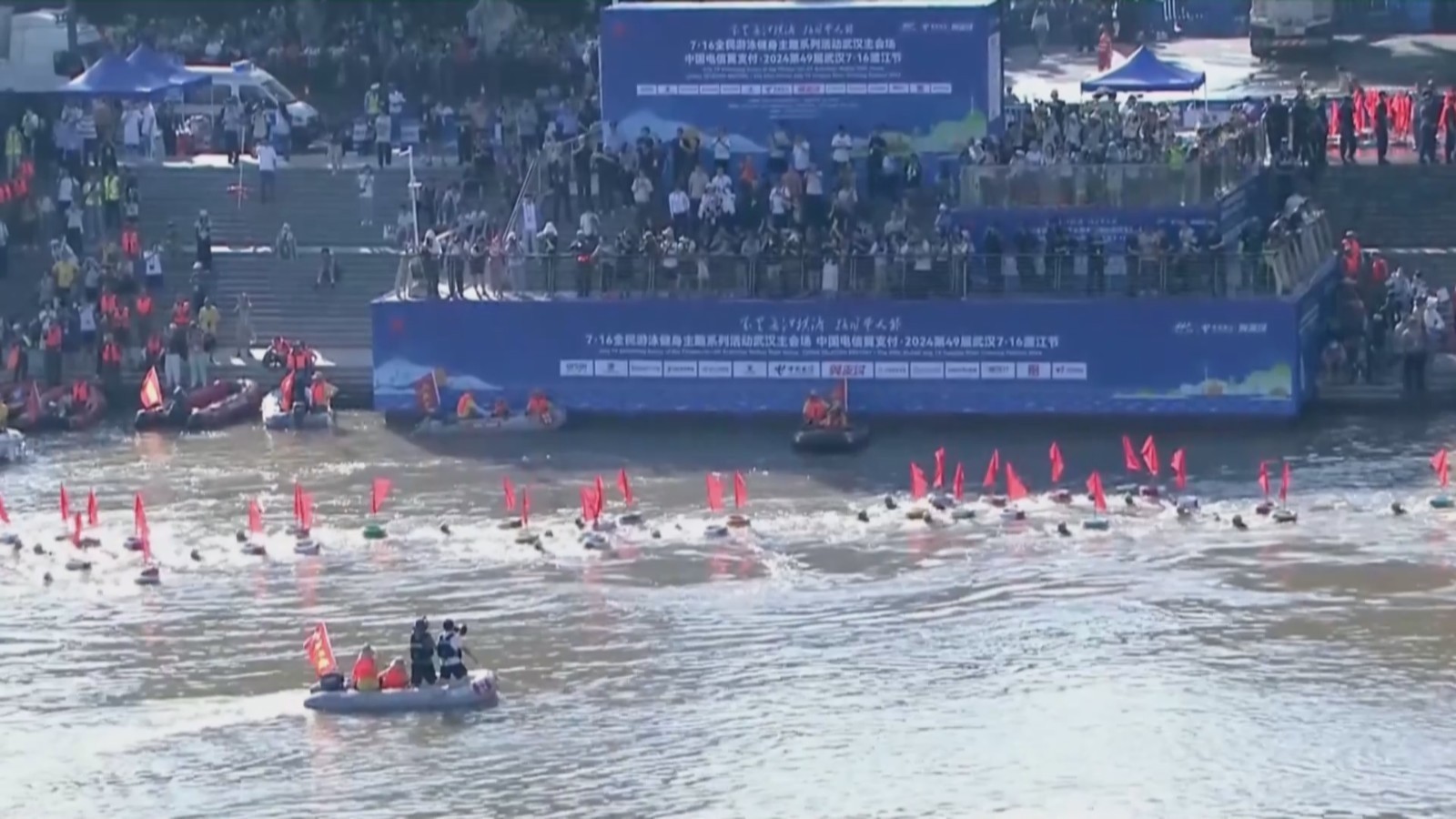 万里长江横渡!第49届武汉渡江节举行 万里长江横渡!第49届武汉渡江节举行