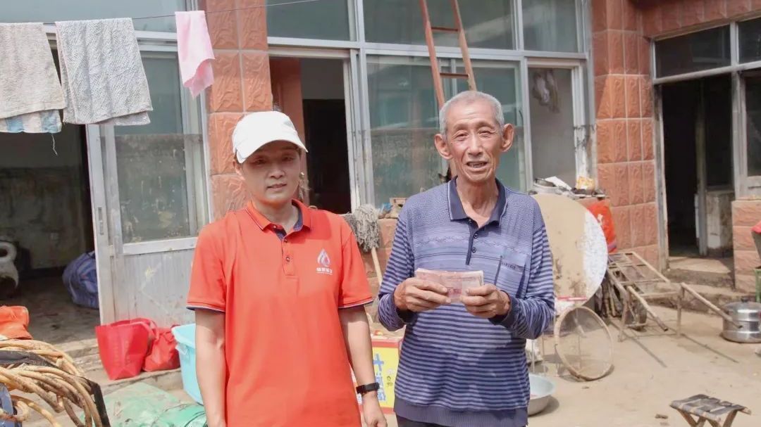 村民清理泡水无用物,环卫工李建秋细查发现5000元钱交主人 村民清理泡水无用物,环卫工李建秋细查发现5000元钱交主人