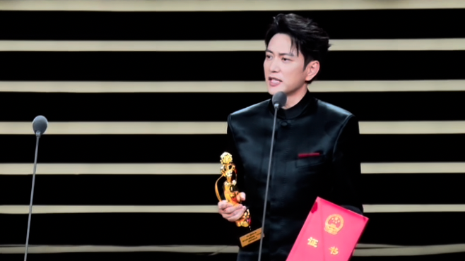 王仁君获“飞天奖”优秀男演员奖 赵丽颖连发了七个 “哈”恭喜王仁君