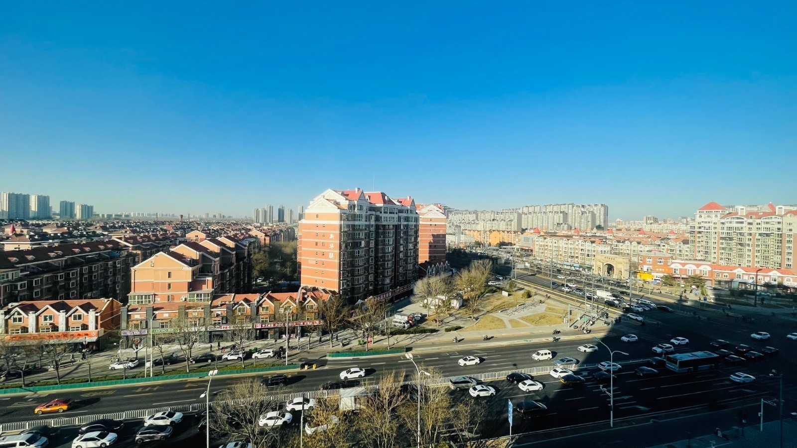 2025年首个工作日晴朗相伴，但北风较大，外出注意防风防寒