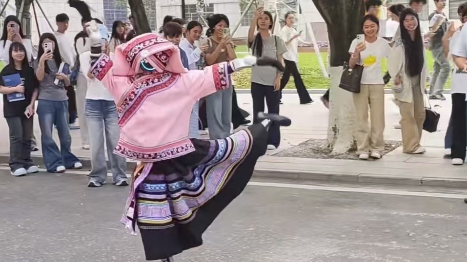 机器人穿上民族服饰也是优雅本身了